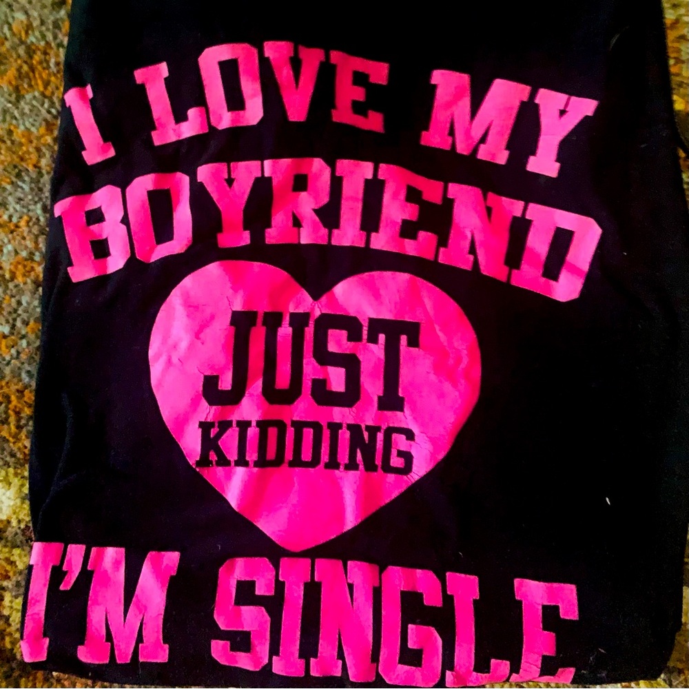 Super cute black tee with single girl quote